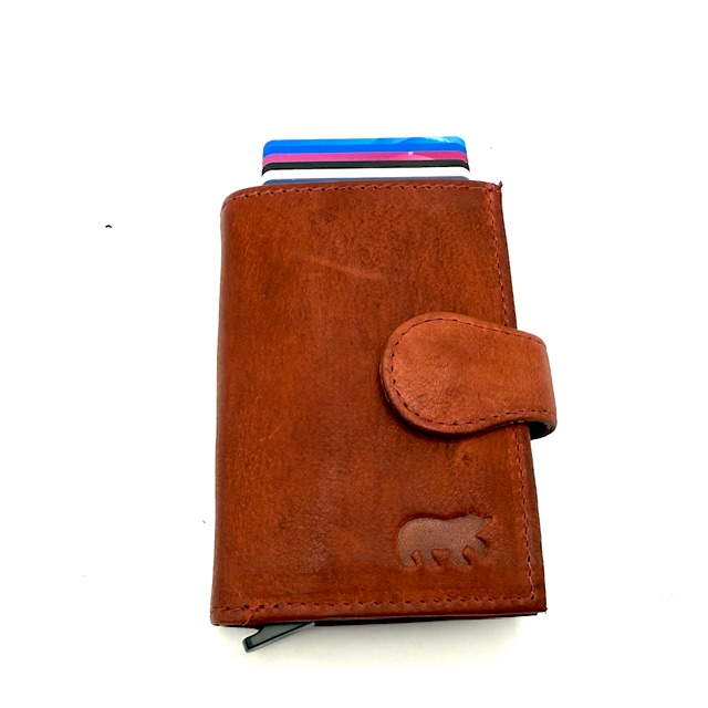 De BearDesign Elsie creditcard etui Cognac, modelnummer CP 6814 Red, is een stijlvol en functioneel accessoire. Deze creditcardhouder valt onder de categorie accessoires en is speciaal ontworpen voor het veilig en georganiseerd opbergen van creditcards. Draag het handig in je handtas of jaszak voor gemakkelijke toegang tot je kaarten in elke situatie.

Afmetingen:
Hoogte 10cm x breed 7cm x diep 1.5cm

8cc
papiergeld vak
rits vak voor munten