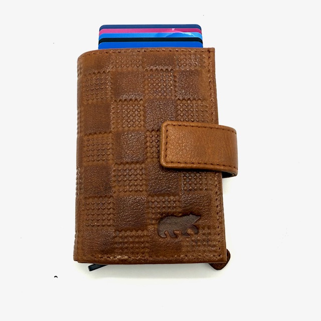 De BearDesign Elsie creditcard etui Cognac, modelnummer CP 6814 COGNAC, is een stijlvol en functioneel accessoire. Deze creditcardhouder valt onder de categorie accessoires en is speciaal ontworpen voor het veilig en georganiseerd opbergen van creditcards. Draag het handig in je handtas of jaszak voor gemakkelijke toegang tot je kaarten in elke situatie.

Afmetingen:
Hoogte 10cm x breed 7cm x diep 1.5cm

8cc
papiergeld vak
rits vak voor munten