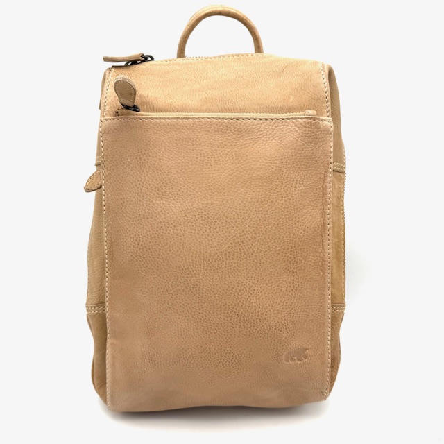 BearDesign Sil Rugzak – Baltic Beige (CL 44129)
De BearDesign Sil rugzak in de stijlvolle kleur Baltic Beige combineert design en functionaliteit moeiteloos. Dankzij ruime opbergvakken en comfortabele, verstelbare schouderbanden is deze rugzak perfect voor dagelijks gebruik – van werk tot vrije tijd.

✔️ Ruime vakken voor al je essentials, documenten en accessoires
✔️ Comfortabele schouderbanden voor langdurig draagcomfort
✔️ Stijlvol en veelzijdig – past bij zowel casual als zakelijke looks
✔️ Gemaakt van hoogwaardig materiaal voor duurzaamheid

Afmetingen (optioneel toevoegen als bekend)

Waarom kiezen voor de BearDesign Sil rugzak?

Tijdloos en praktisch design
Ideaal voor werk, studie of vrije tijd
Kleur Baltic Beige past bij veel outfits
