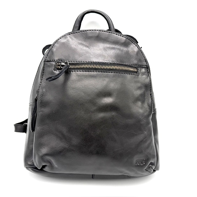 De BearDesign Kim Rugtas Zwart model CL 44360 is een stijlvolle en functionele rugzak. Deze tas valt onder de categorie BAGS en heeft als type BACKPACKS. Ideaal voor dagelijks gebruik, biedt deze rugtas comfort en gemak. Draag hem met beide schouderbanden voor een evenwichtige verdeling en ultiem draaggemak. Perfect voor werk of vrije tijd.

Afmetingen:
Hoogte 27cm x breed 25cm x diep 10cm