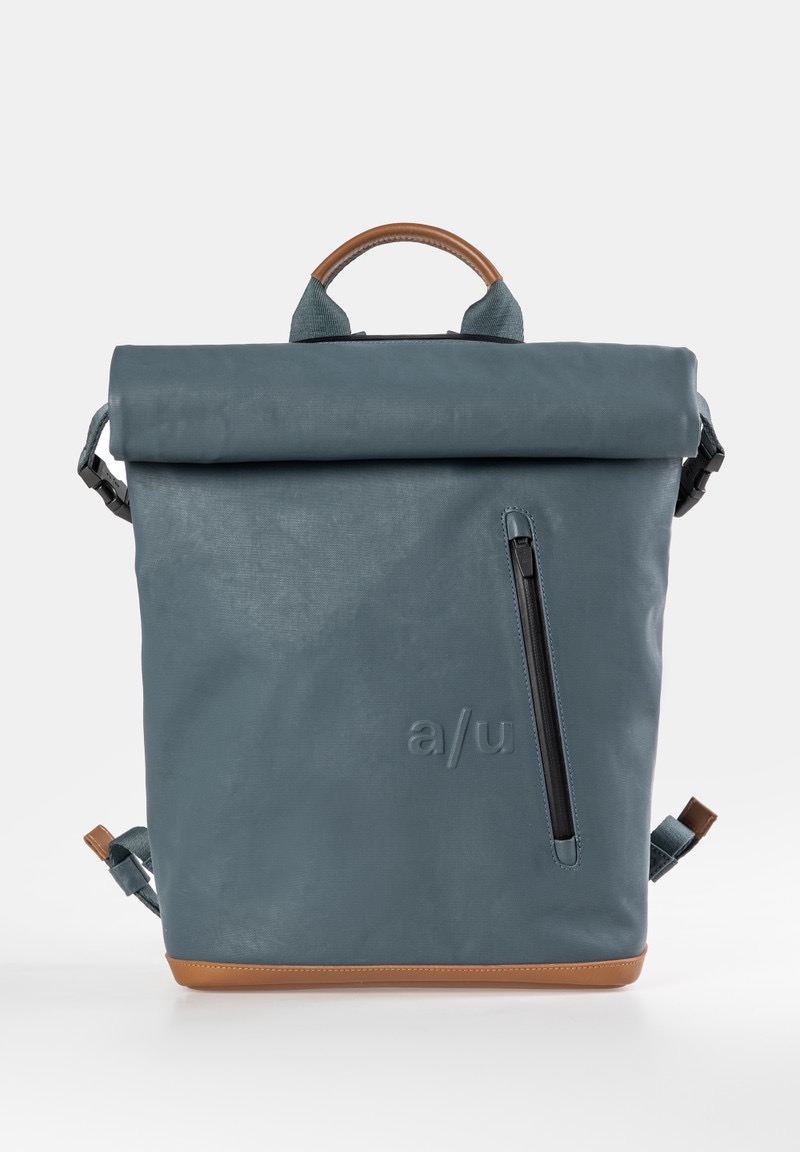 De Aunts & Uncles Tokio Rugtas 13" in cosmic void, modelnummer 10207-29, is een stijlvolle en functionele business rugzak. Kenmerken zijn een gewatteerd laptopvak voor apparaten tot 13 inch, meerdere opbergvakken en verstelbare schouderbanden voor optimaal comfort. Draag hem comfortabel op je rug voor de perfecte balans tussen professionaliteit en gemak.

Afmetingen:

Hoogte 39cm
Breed 27cm
Diep 13cm