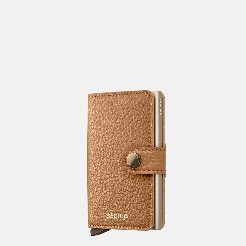 De Secrid Miniwallet Pebble Cappuccino is een compacte en stijlvolle portemonnee. Hij biedt ruimte voor kaarten, bankbiljetten en bonnetjes, beschermd door een robuuste aluminium kern. Ideaal om in een broekzak, tas of jas te dragen, dankzij het slanke ontwerp. Perfect voor dagelijks gebruik om je essentials bij de hand te houden en te beschermen tegen skimmen.