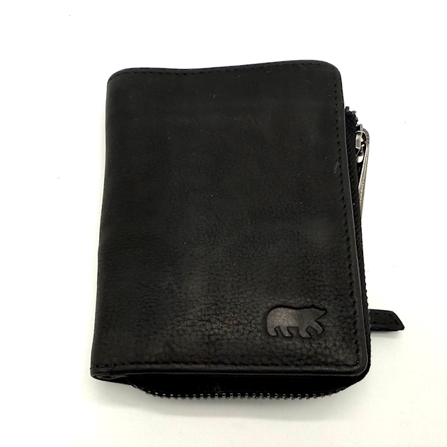  BearDesign GunGun portemonnee Zwart met modelnummer CP 6710 biedt een stijlvolle en functionele accessoire optie. Deze portemonnee, vallend onder categorie ACCESSOIRES en type PORTEMONNEES_CREDITCARDHOUDERS, is ontworpen voor dagelijks gebruik. Draag hem in je handtas of jaszak voor gemakkelijke toegang tot je kaarten en contant geld. Een ideale combinatie van elegantie en praktisch gebruik.

cc pasjes 6
ritsvak voor munten
2 steek vakken voor papiergeld