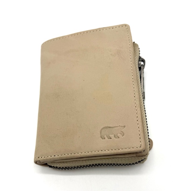  BearDesign GunGun portemonnee Feather met modelnummer CP 6710 biedt een stijlvolle en functionele accessoire optie. Deze portemonnee, vallend onder categorie ACCESSOIRES en type PORTEMONNEES_CREDITCARDHOUDERS, is ontworpen voor dagelijks gebruik. Draag hem in je handtas of jaszak voor gemakkelijke toegang tot je kaarten en contant geld. Een ideale combinatie van elegantie en praktisch gebruik.

cc pasjes 6
ritsvak voor munten
2 steek vakken voor papiergeld