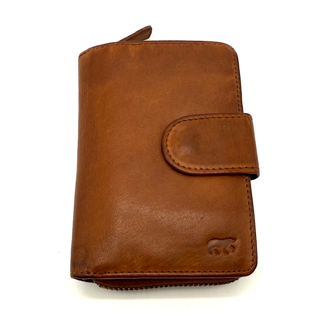 De BearDesign Loet Portemonnee Cognac, modelnummer CL 13550 COGNAC, is een stijlvol accessoire onder de categorie ACCESSOIRES. Deze portemonnee valt onder de ACCESSOIRES_TYPE: WALLETS_CREDITCARDHOLDERS. Deze elegante portemonnee is ideaal voor dagelijks gebruik en biedt voldoende ruimte voor kaarten en contant geld. Draag hem in je handtas of jaszak voor gemakkelijke toegang en een verfijnde look.
