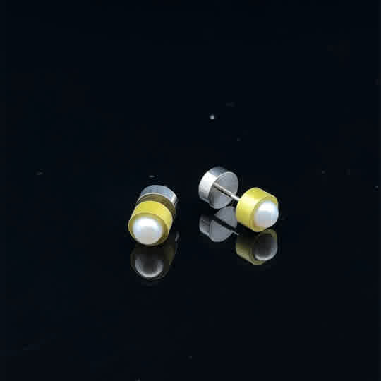 Die Ohrstecker aus eloxiertem Aluminium und mit Süsswasserperle sind in verschiedenen Farben erhältlich. Sie sind leicht und angenehm zu tragen und verleihen jedem Outfit eine elegante Note. 