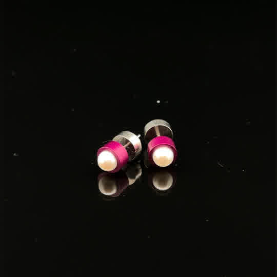 Die Ohrstecker aus eloxiertem Aluminium und mit Süsswasserperle sind in verschiedenen Farben erhältlich. Sie sind leicht und angenehm zu tragen und verleihen jedem Outfit eine elegante Note. 