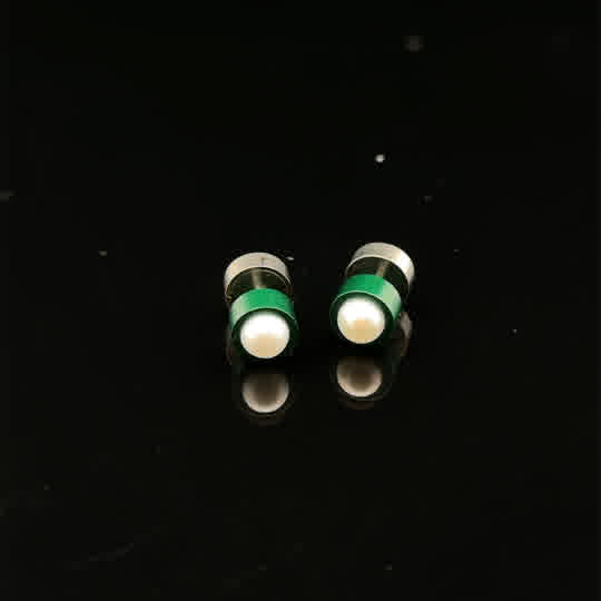 Die Ohrstecker aus eloxiertem Aluminium und mit Süsswasserperle sind in verschiedenen Farben erhältlich. Sie sind leicht und angenehm zu tragen und verleihen jedem Outfit eine elegante Note. 