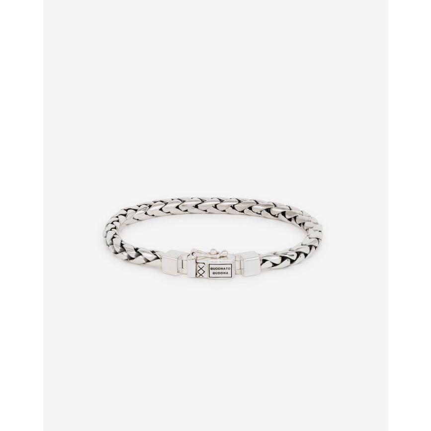 De George XS Armband is gebaseerd op een traditionele Balinese weeftechniek en met de hand gemaakt door gepassioneerde ambachtslieden. Het is een meesterwerk dat de puur vakmanschap laat zien. Deze armband, met zijn fijne schakels en gedetailleerde afwerking, is een ode aan de kunst van het verfijnde smeden. Gemaakt uit gerecycled zilver, is deze armband niet alleen een statement van stijl, maar ook van duurzaamheid en kwaliteit. Ontworpen in Amsterdam en met de hand gemaakt in Zuid-Oost Azië. Draag het als een symbool van jouw eigen unieke pad en de onvergetelijke momenten en mijlpalen die je al hebt behaald in je leven.