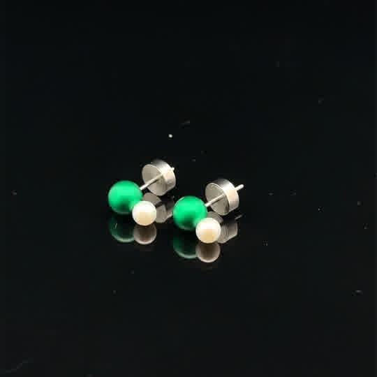 Die Ohrstecker aus eloxiertem Aluminium und mit Süsswasserperle sind in verschiedenen Farben erhältlich. Sie sind leicht und angenehm zu tragen und verleihen jedem Outfit eine elegante Note. 