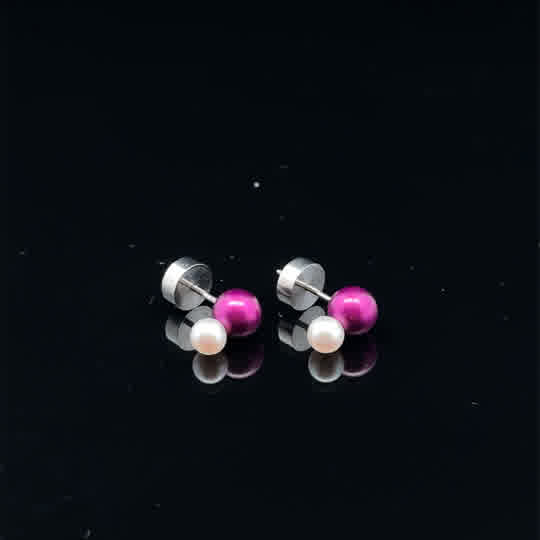 Die Ohrstecker aus eloxiertem Aluminium und mit Süsswasserperle sind in verschiedenen Farben erhältlich. Sie sind leicht und angenehm zu tragen und verleihen jedem Outfit eine elegante Note. 