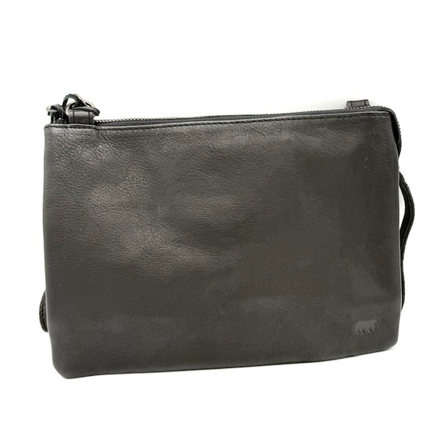 De BearDesign Elena Crossbody Black, modelnummer CP 1268 BLACK, is een veelzijdige en stijlvolle crossbodytas. Perfect te dragen voor dagelijks gebruik of een avondje uit. Draag hem schuin over je lichaam voor optimale bewegingsvrijheid en een moderne look. Met zijn compacte ontwerp biedt deze tas voldoende ruimte voor al je essenti&euml;le spullen.