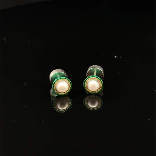 Die Ohrstecker aus eloxiertem Aluminium und mit Süsswasserperle sind in verschiedenen Farben erhältlich. Sie sind leicht und angenehm zu tragen und verleihen jedem Outfit eine elegante Note. 