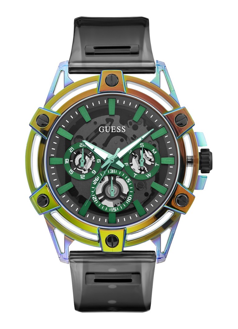 Een ware eye-catcher, dit herenhorloge van Guess Watches. Het horloge combineert stijl en functionaliteit op een manier die zowel verfijnd als modern is. De iridescent skeleton lunet geeft een speelse glans die verandert met de lichtinval, terwijl de transparante wijzerplaat een diepgaand kijkje biedt in het mechanisme van het horloge. De grijze siliconen band zorgt voor een comfortabele pasvorm en een sportieve uitstraling,