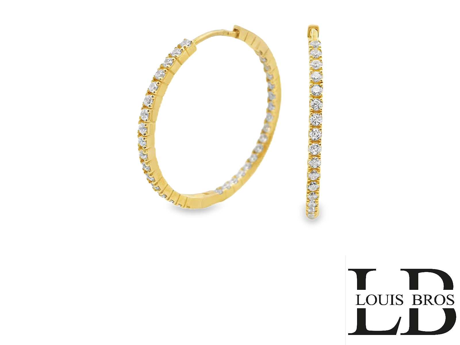 Deze prachtige geelgouden oorringen van 14 karaat (5.64 gr) stralen elegantie en luxe uit. De oorbellen zijn bezet met schitterende zirkonia’s, die zorgvuldig in een rij langs de buitenzijde van de hoepel zijn geplaatst. Dit zorgt voor een tijdloze en sprankelende uitstraling.
De oorringen hebben een stevig en verfijnd ontwerp, waardoor ze comfortabel en veilig te dragen zijn. Dankzij de klassieke en veelzijdige stijl zijn deze hoepeloorbellen perfect voor zowel dagelijks gebruik als speciale gelegenheden. Een schitterende toevoeging aan elke sieradencollectie!