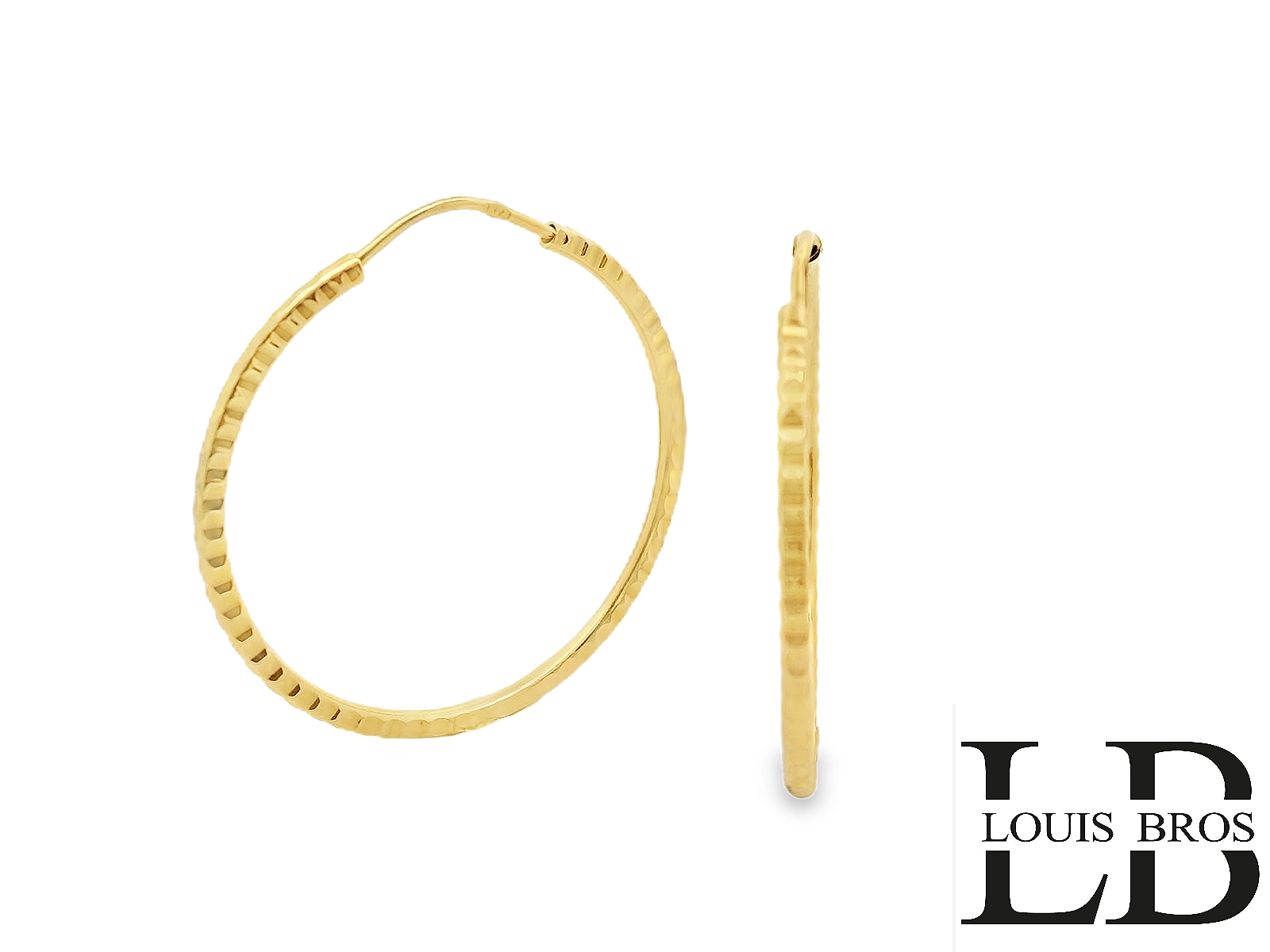 Deze elegante geelgouden oorringen van 14 karaat (2.04 gr) hebben een klassiek en tijdloos ontwerp. De hoepels zijn verfijnd afgewerkt met een subtiele bewerking langs de rand, wat een speels en luxueus effect geeft.

Dankzij hun lichte en comfortabele draagbaarheid zijn deze oorringen perfect voor dagelijks gebruik, terwijl hun stijlvolle uitstraling ze ook geschikt maakt voor speciale gelegenheden. Het stevige sluitmechanisme zorgt ervoor dat ze veilig en gemakkelijk te dragen zijn. Een schitterende toevoeging aan elke sieradencollectie!