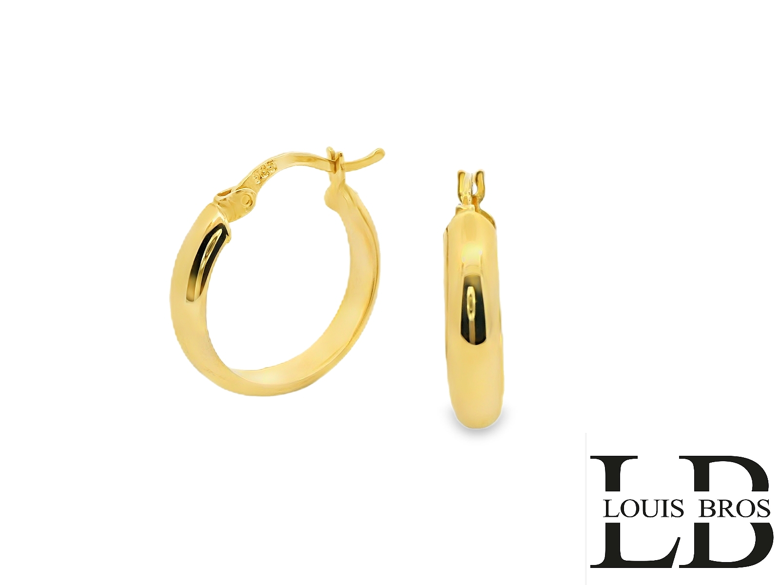 Deze prachtige geelgouden oorringen van 14 karaat (2.18 gr) hebben een tijdloos en basic design, perfect voor elke gelegenheid. Dankzij het minimalistische ontwerp stralen ze subtiele elegantie uit en passen ze moeiteloos bij elke outfit.

De hoepels zijn licht van gewicht en comfortabel om te dragen, terwijl het stevige sluitmechanisme zorgt voor een veilige pasvorm. Of je ze nu dagelijks draagt of combineert met andere sieraden voor een chique look, deze klassieke oorringen zijn een must-have voor elke sieradencollectie.