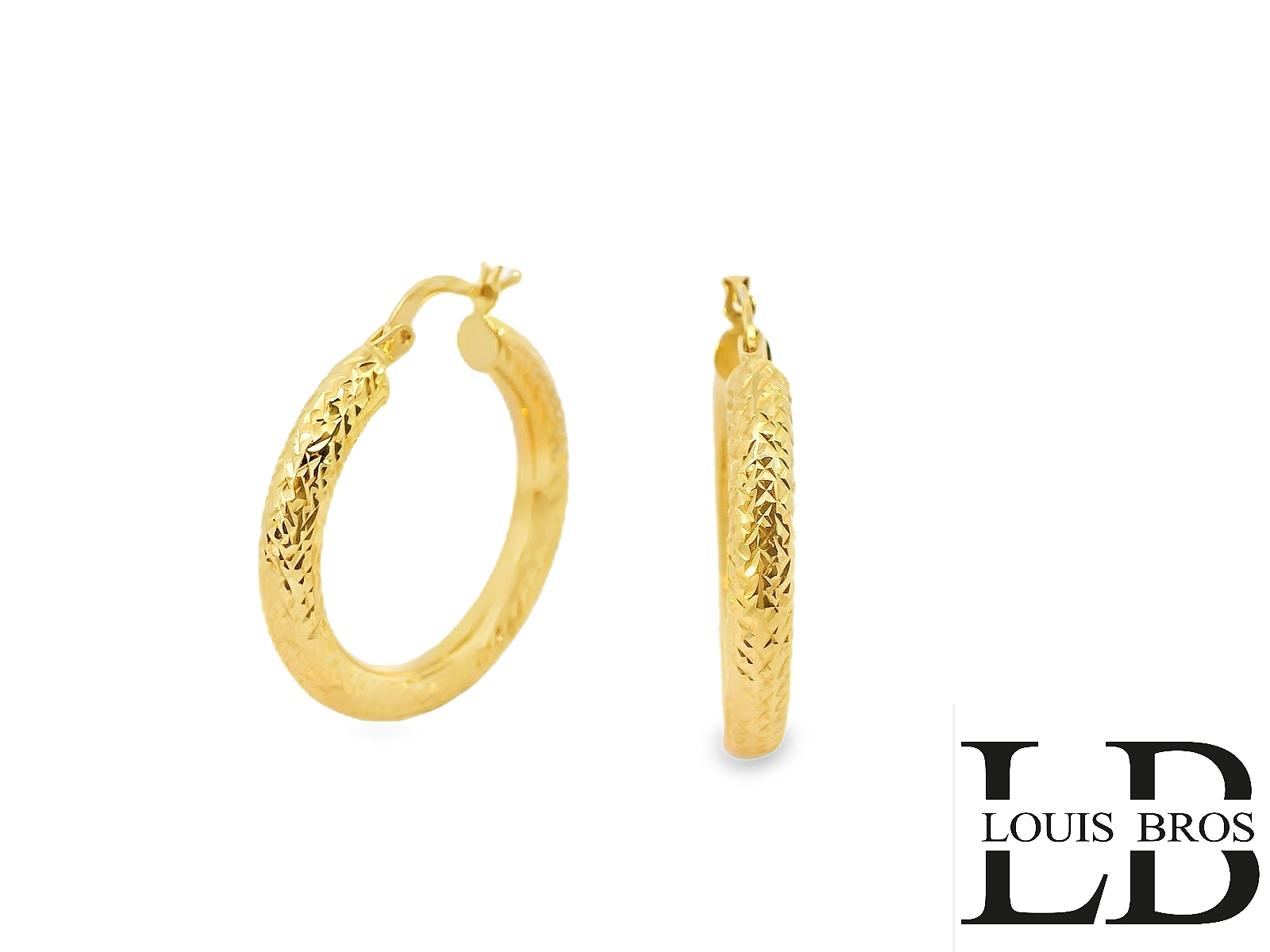 Deze schitterende geelgouden oorringen van 14 karaat (2.97 gr) hebben een verfijnd en elegant ontwerp met een unieke bewerkte structuur. De subtiele gravering op het oppervlak zorgt voor een prachtige schittering bij elke beweging, waardoor deze hoepels een luxueuze uitstraling krijgen.
Dankzij het stevige sluitmechanisme zijn ze comfortabel en veilig te dragen. Deze tijdloze oorringen zijn perfect voor zowel dagelijks gebruik als speciale gelegenheden en vormen een prachtige aanvulling op elke sieradencollectie.