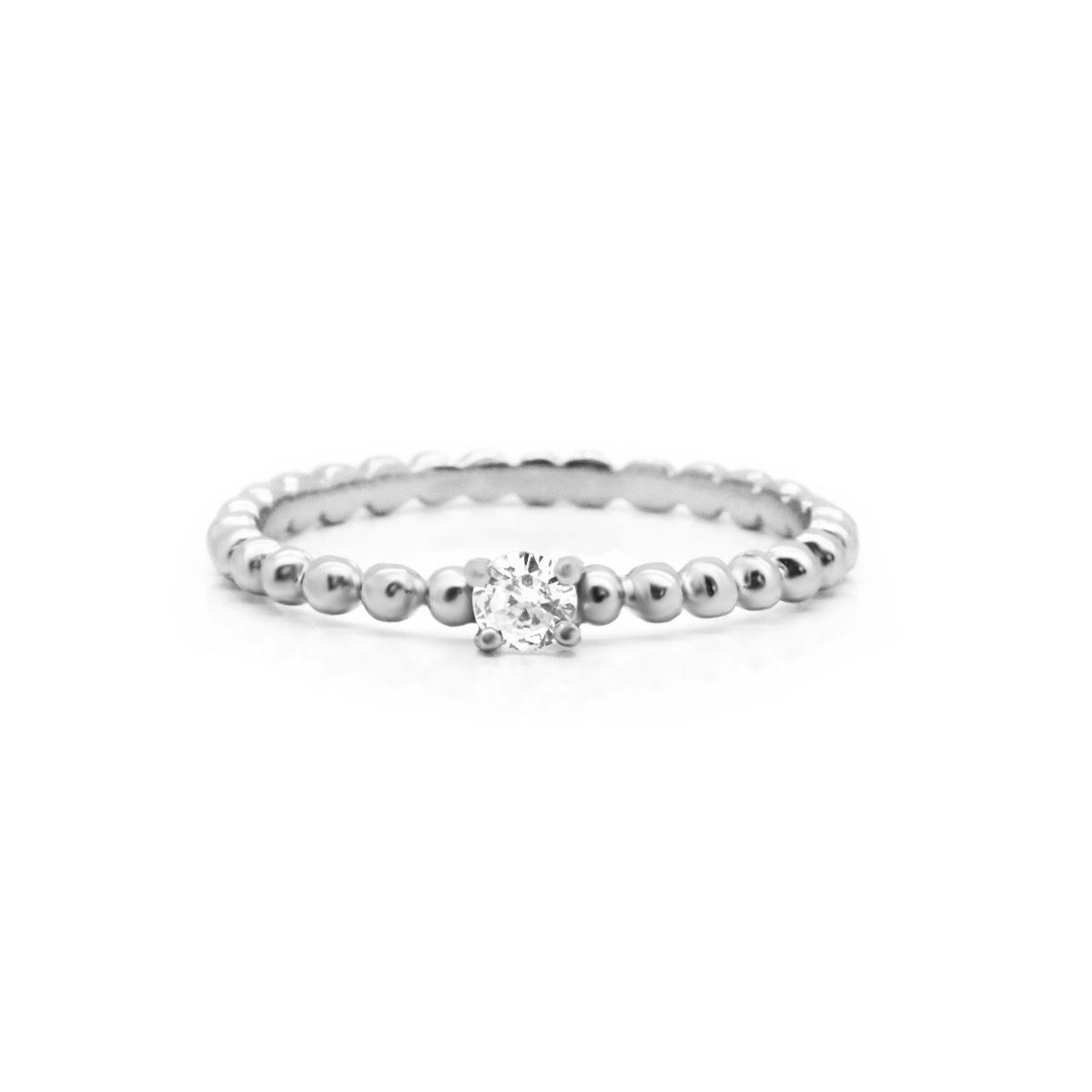 De Karma Ring BESOS Single Zirconia Silver maat 52, is een prachtige zilveren ring met een enkele zirconia steen. Deze opvallende ring past perfect bij elke outfit en voegt een vleugje elegantie toe. Draag hem alleen voor een verfijnde look of combineer met andere ringen voor een gedurfde stijl. Perfect voor elke gelegenheid.