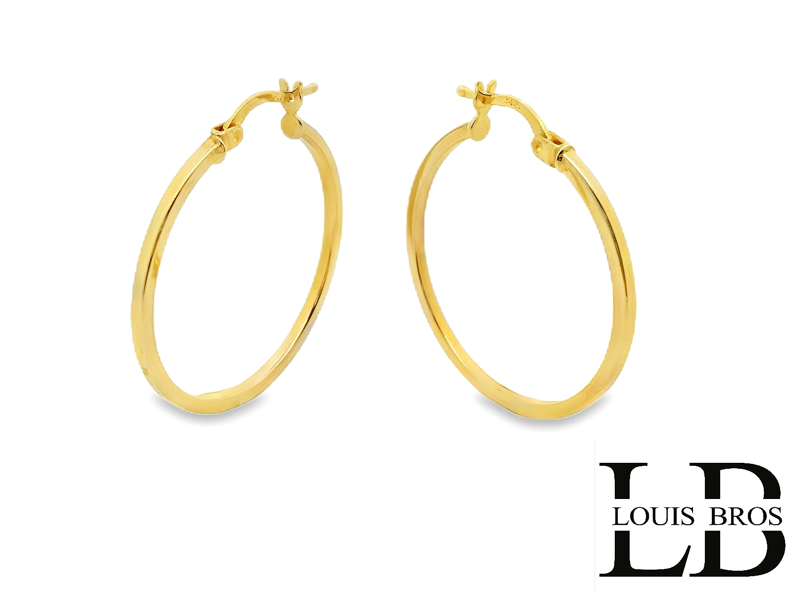 Deze prachtige geelgouden oorringen van 14 karaat (3.21 gr) hebben een tijdloos en elegant ontwerp. Dankzij hun klassieke uitstraling zijn ze perfect voor zowel dagelijks gebruik als speciale gelegenheden.

De hoepels zijn lichtgewicht en comfortabel om te dragen, terwijl het stevige sluitmechanisme zorgt voor een veilige pasvorm. Door hun subtiele en veelzijdige design passen ze moeiteloos bij elke outfit en vormen ze een essentiële toevoeging aan elke sieradencollectie.