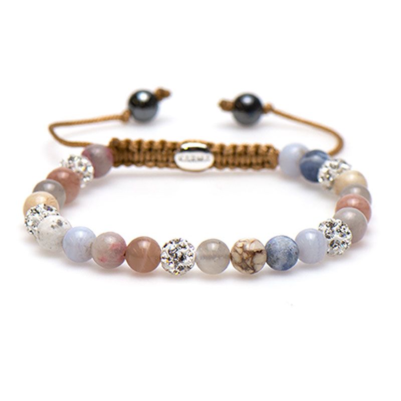 De Karma Armband Spiral Sandy Sea XS (witte kristal), is een elegante armband. Draag deze sierlijke armband om uw pols voor een verfijnde look. Combineer met andere armbanden voor een trendy laagjesstijl. Perfect voor elke gelegenheid dankzij de sprankelende witte kristallen.