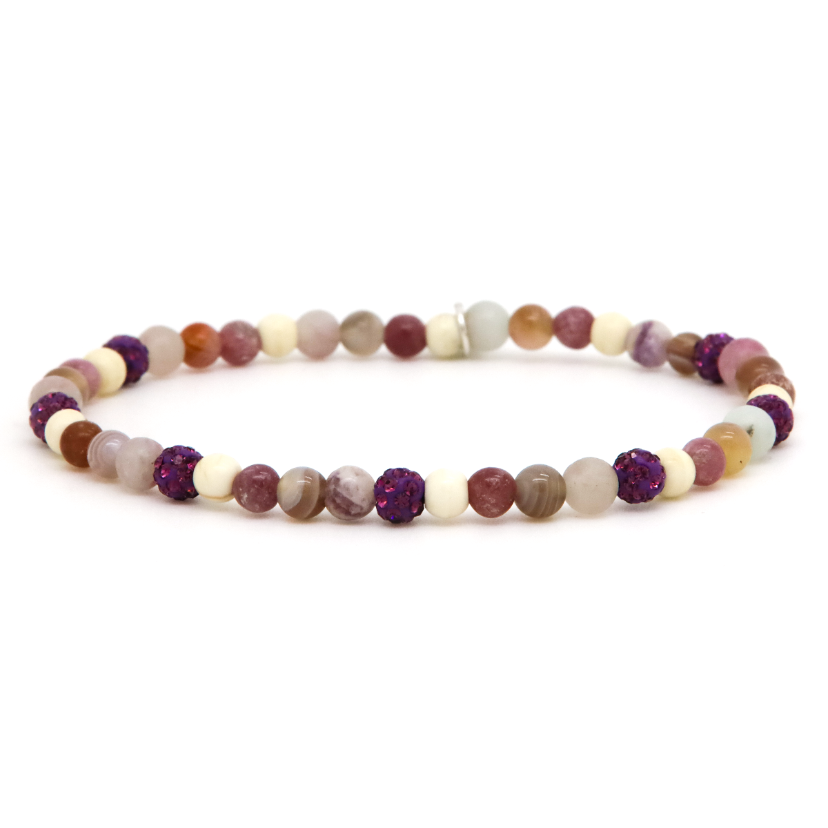 De Karma Armband Spiral Evelyn XXS Elastic is een prachtige paarse kristallen armband. Het beste te dragen als opvallend sieraad om je pols, perfect voor zowel dagelijks gebruik als speciale gelegenheden. Voegt een vleugje elegantie toe aan elke outfit.