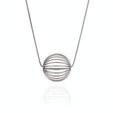 een 925/1000 zilveren collier met daaraan een zilveren bol van Antonio Bernardo model Orbis.