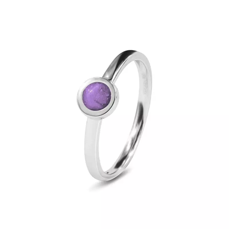 Zilveren ring, rond compartimentje. Dit sieraad wordt zichtbaar aan de voorkant gevuld met as en wordt vermengd met onze speciale hars. Deze ring wordt ook wel gebruikt als aanschuif ring. Doordat het hartje bovenop de scheen ligt, kan hij makkelijk bij een andere ring aangeschoven worden. De RG 001 t/m RG 004, RG 011, RG 012 en RG 016 zijn ook geschikt om met elkaar te combineren.
