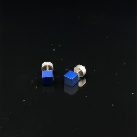 Die Ohrstecker aus eloxiertem Aluminium in verschiedenen Farben und Formen erhältlich. Sie sind leicht und angenehm zu tragen und verleihen jedem Outfit eine elegante Note. 