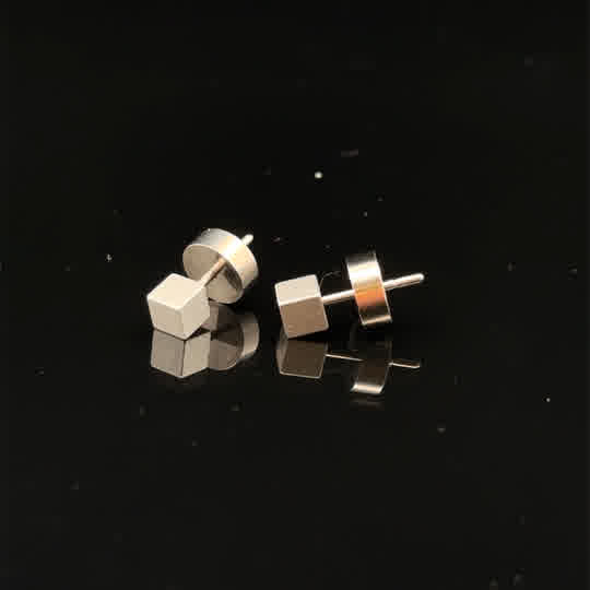 Die Ohrstecker aus eloxiertem Aluminium in verschiedenen Farben und Formen erhältlich. Sie sind leicht und angenehm zu tragen und verleihen jedem Outfit eine elegante Note. 