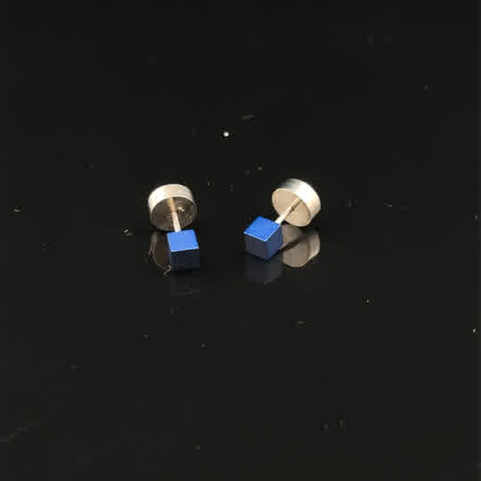 Die Ohrstecker aus eloxiertem Aluminium in verschiedenen Farben und Formen erhältlich. Sie sind leicht und angenehm zu tragen und verleihen jedem Outfit eine elegante Note. 
