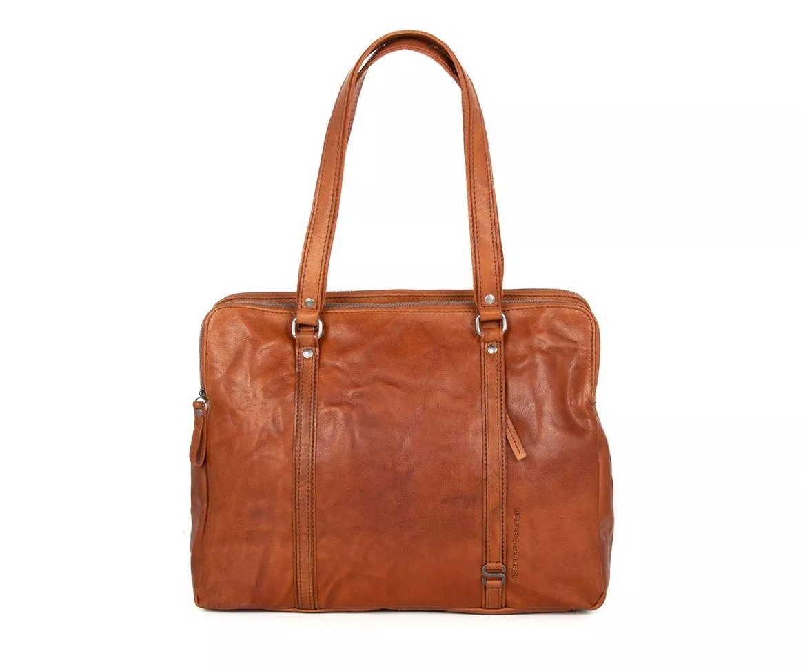 De Spikes & Sparrow werktas Brandy (modelnummer 9227347) is een stijlvolle en praktische aktetas, perfect voor werk en zakenreizen. Kenmerken zijn hoogwaardige lederen afwerking en diverse vakken voor optimale organisatie. Draag deze tas comfortabel over je schouder of in je hand voor een professionele uitstraling. Ideaal voor dagelijks gebruik in zakelijke omgevingen.
Deze brandy laptop schoudertas vervoert en beschermt niet alleen je 15 inch laptop, maar kan ook een ordner of je hoge hakken opvangen. En je hebt nog ruimte over voor een heleboel andere documenten.

Kleur: brandy
Afmeting: 38 x 14 x 28,5 cm
Materiaal: bronco leer
Exterieur: 3 hoofdcompartimenten met rits, voorzak met rits, achtervak met rits
Interieur: foamed laptopvak, ritsvak, insteekvak, 2 pennenlussen, 4 creditcard vakjes, sleutelhanger
Afmeting laptop/tablet: 15 inch
Hengsels en banden: 2 handgrepen, afneembare lange schouderband, trolley band