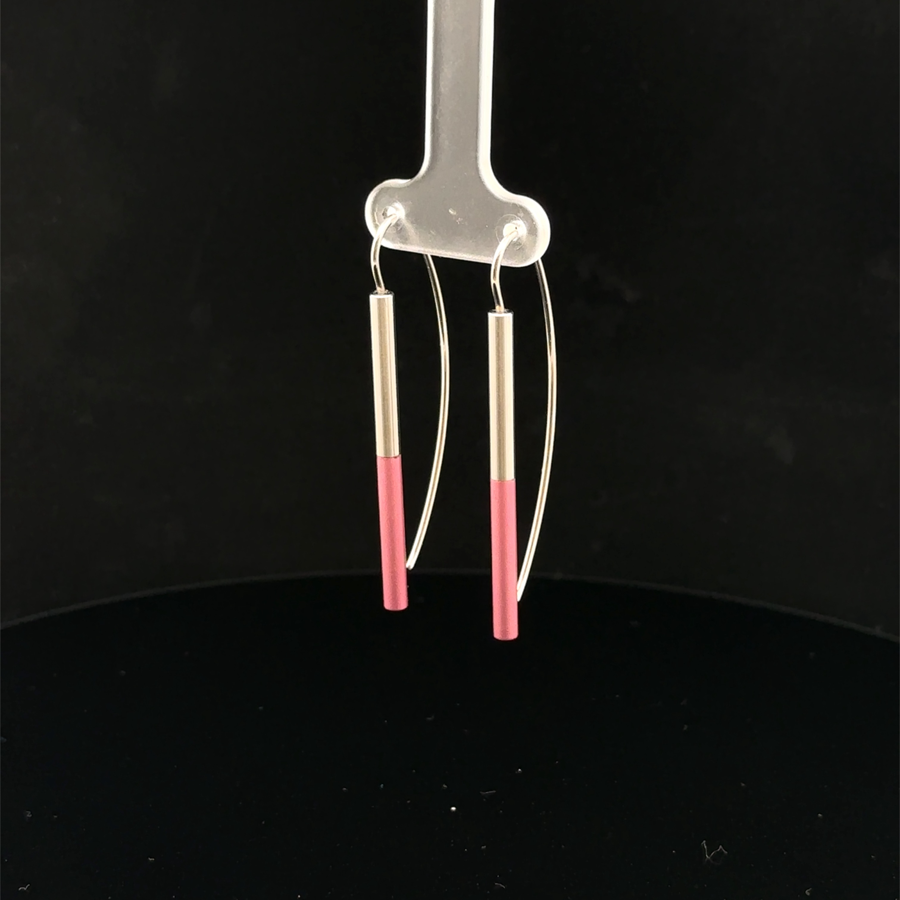 Die Ohrhänger aus eloxiertem Aluminium in silber/Rosa sind zeitlos elegant. Sie sind leicht und angenehm zu tragen und verleihen jedem Outfit eine besondere Note. 