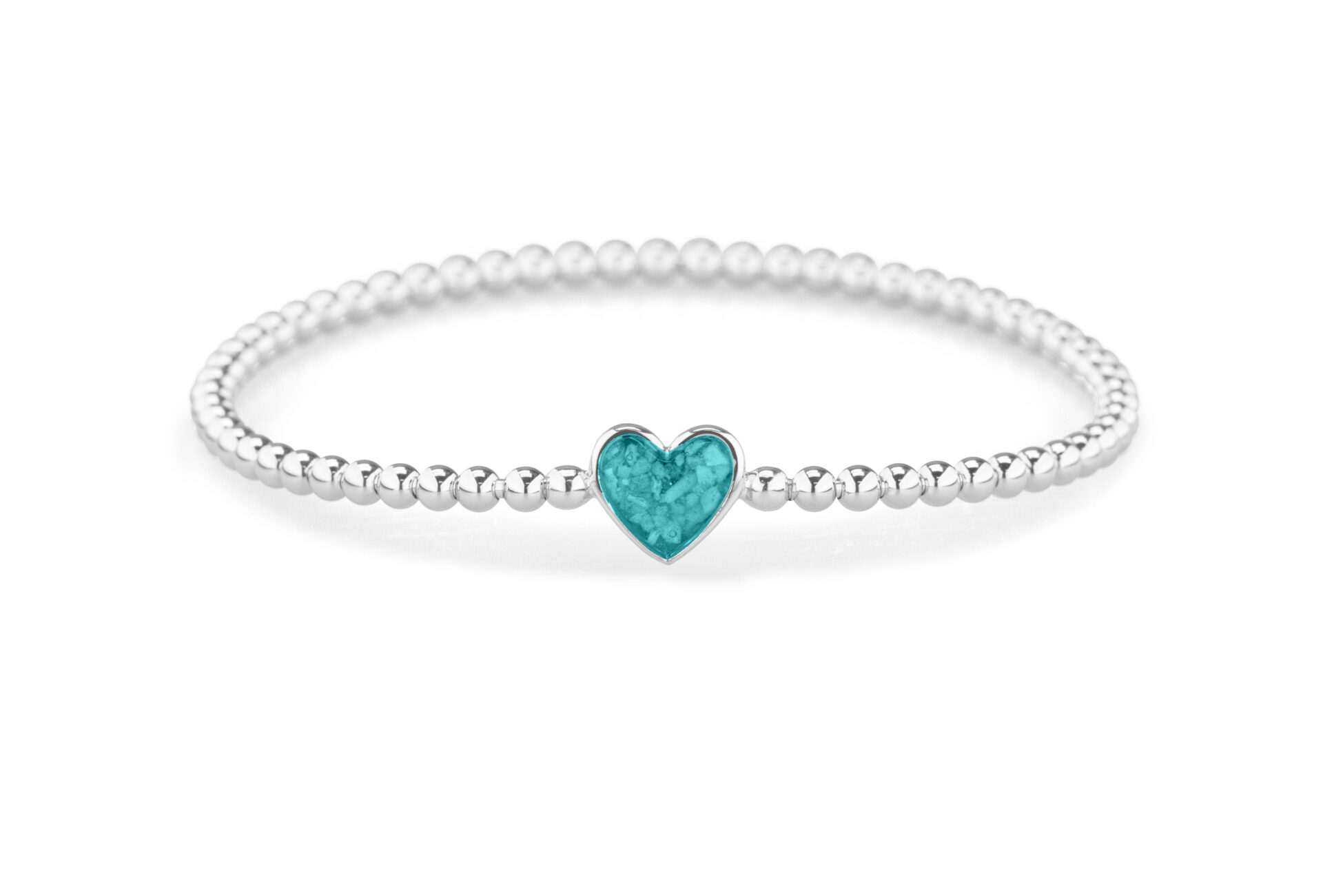 Hart bolletjes armband. Deze armband is voorzien van een staaldraad (geen elastiek). De armband moet net over de hand kunnen schuiven om mooi aangesloten aan de pols te kunnen dragen. Dit sieraad wordt zichtbaar aan de voorkant gevuld met as of haar en wordt vermengd met onze speciale hars.