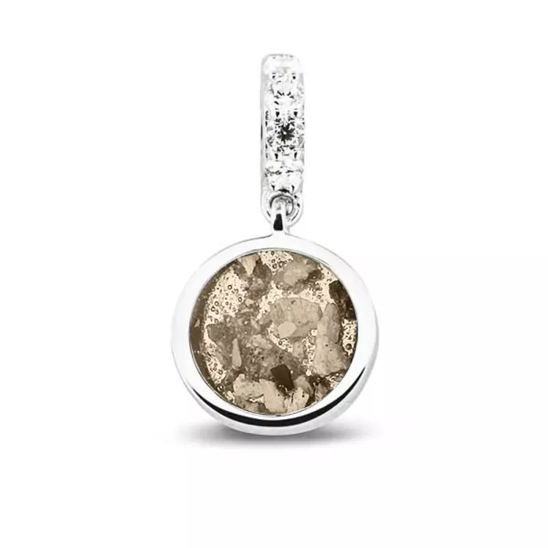 Ronde bedel hanger met zirkonia oog. De bedel wordt aan de voorkant gevuld met as of haar. De bedel is geschikt om aan armbanden 811 S, 812 S of 813 S gedragen te worden. Tevens geschikt om aan een Pandora armband te dragen. Op de achterzijde is nog plek voor een gravure zoals bijvoorbeeld een naam, datum of vingerafdruk.