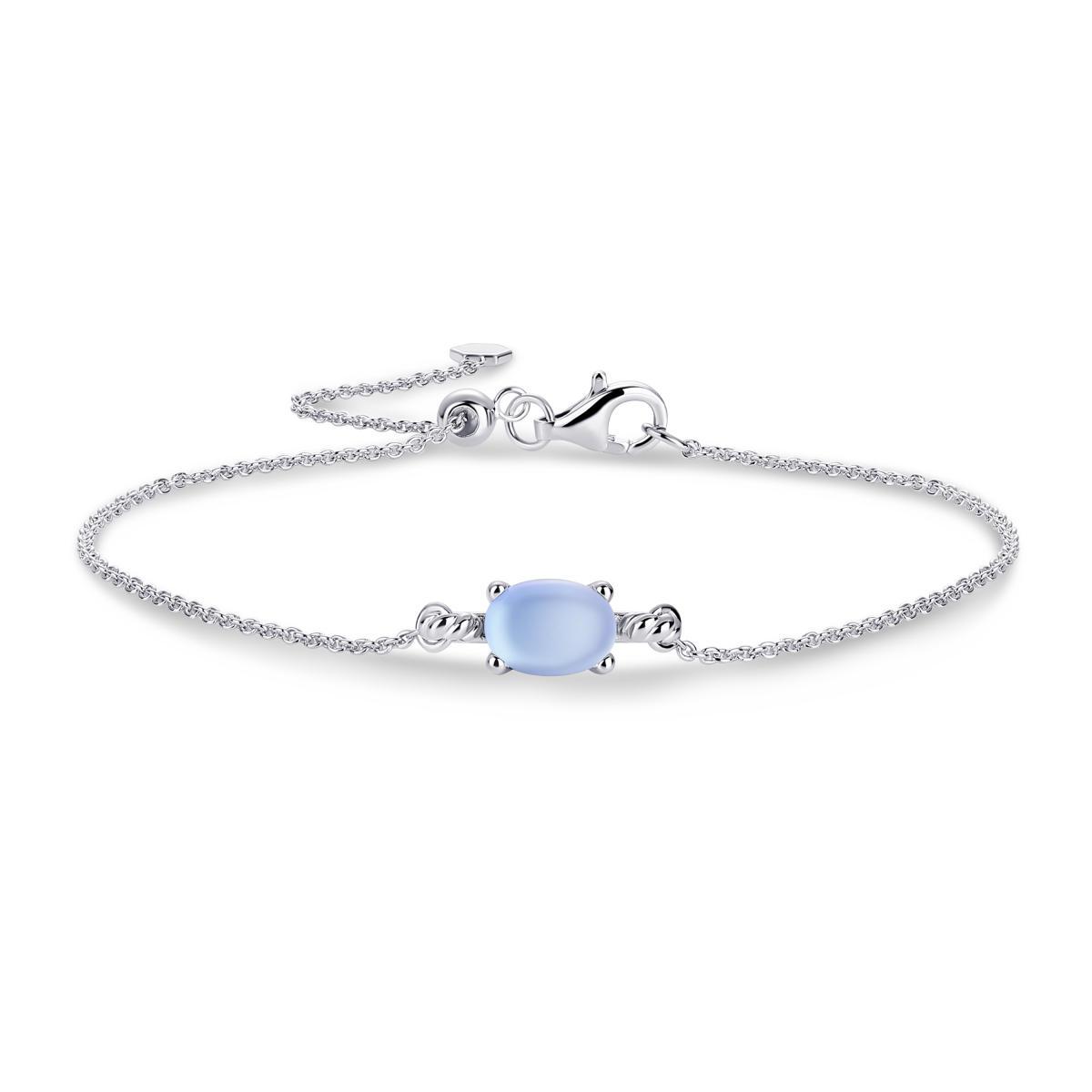 De B1040LB-16+4 is een zilveren armband met een lichtblauwe steen, perfect voor elke gelegenheid. Deze elegante armband valt onder de categorie sieraden en is van het type armband. Draag deze verfijnde armband solo voor een minimalistische look of combineer met andere armbanden voor een gelaagde stijl. Een must-have accessoire!