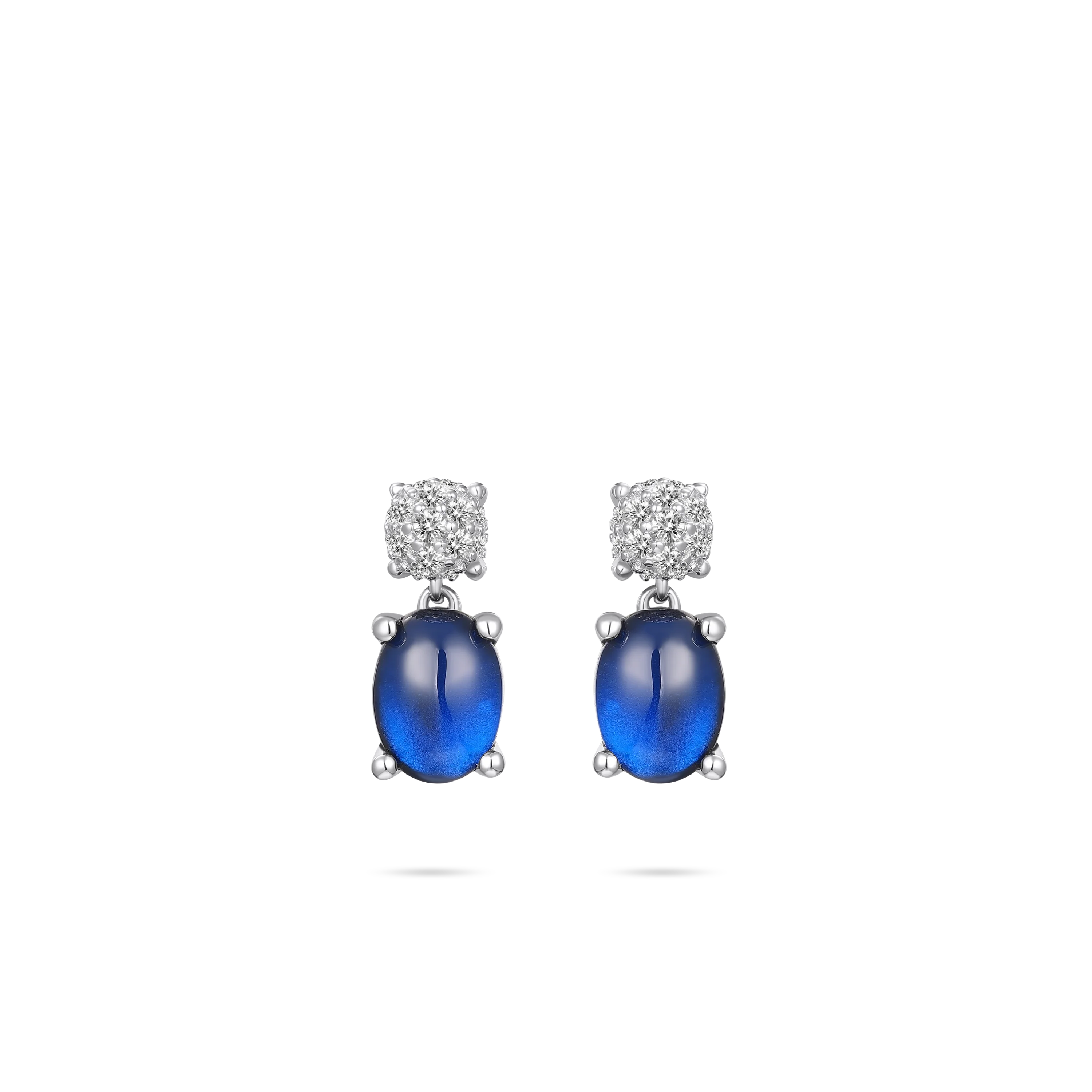 De E1081B Gisser Oorhangers zijn royale, blauwgekleurde oorbellen. Combineer ze met een chique avondjurk of een casual outfit voor een stijlvolle look. Perfect voor elke gelegenheid, voeg een vleugje klasse en kleur toe aan je ensemble met deze prachtige oorbellen.