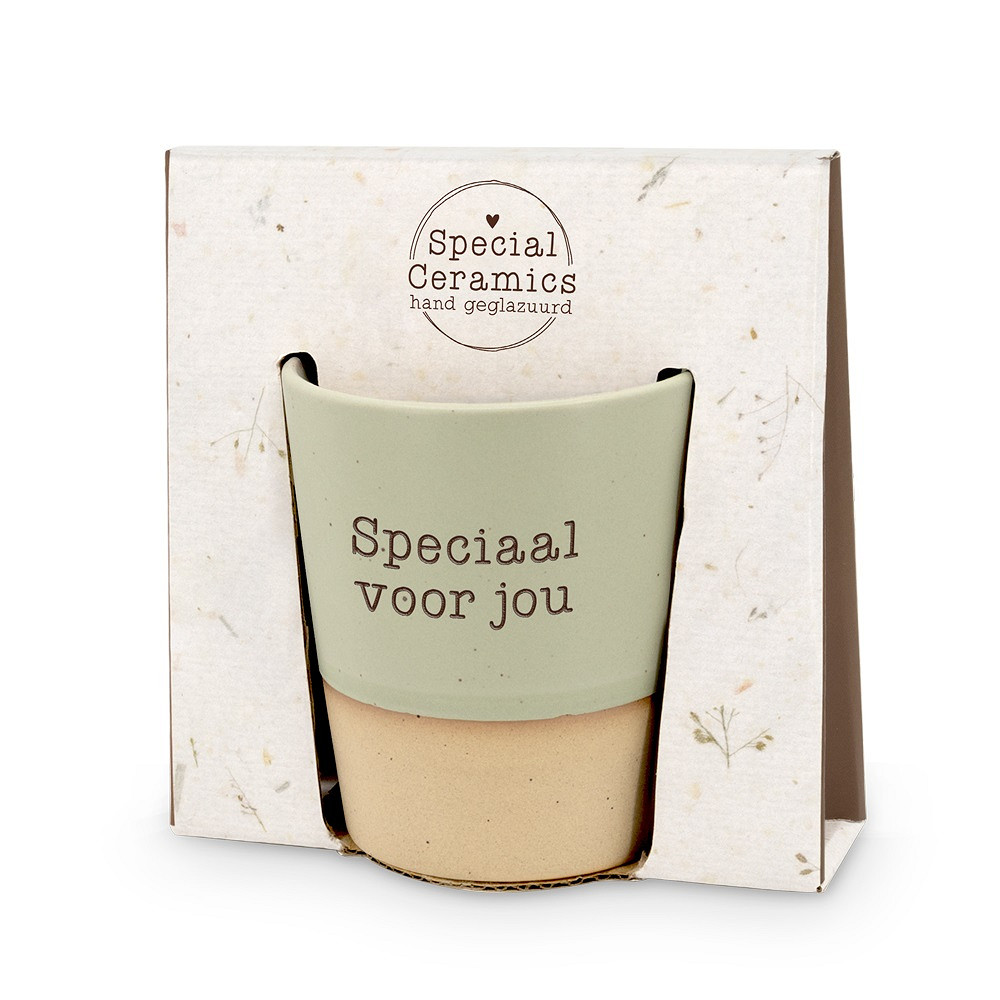 Deze unieke beker is perfect voor speciale gelegenheden, feestjes of als verzamelobject. Het beste manier gebruik is als blikvanger op uw feesttafel of als decoratief item. Voeg een vleugje originaliteit toe aan uw verzameling met deze opvallende keramische beker.