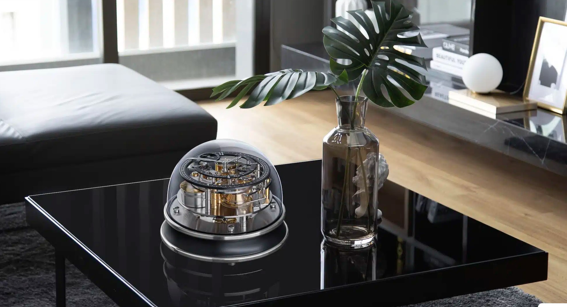 EEN TIJDOBJECT - DE NIEUWE VITREA VAN DE ERWIN SATTLER-MANUFACTURE. GLAS ONTMOET MECHANICA, ONTMOET DESIGN.

De mond geblazen glazen koepel, die het fraai en exclusieve uurwerk beschermt, geeft de klok niet alleen zijn naam, maar zorgt er ook voor dat het uurwerk van bijna alle kanten zichtbaar is. Het uurwerk en de minimalistische, zwart geanodiseerde wijzerplaatringen, inclusief de gewelfde wijzers, zweven bijna gewichtloos in de ruimte. Deze nieuwe 2025 introductie is gelimiteerd op 58 stuks.
Wederom een top klok en interieur item voor de liefhebben van iets zeer exclusiefs.
Wij hebben ingetekend op 3 stuks. Levering wordt verwacht in de loop van dit jaar.