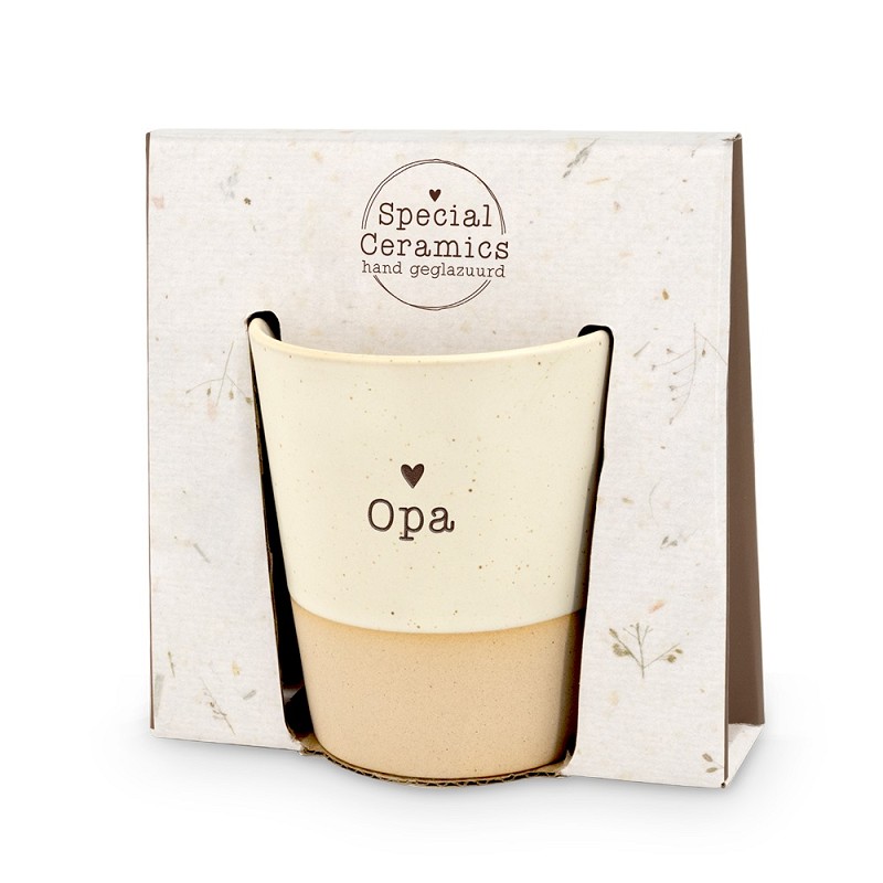 De Special Ceramics Beker - Opa, modelnummer 35776, valt onder de categorie speelgoed, hobby's en feestartikelen. Deze beker is ideaal voor een speciaal geschenk of decoratie. Het beste gebruik is als een uniek cadeau voor grootvaders of als een opvallend stuk bij feestelijke gelegenheden. Een echte eyecatcher op elke tafel!