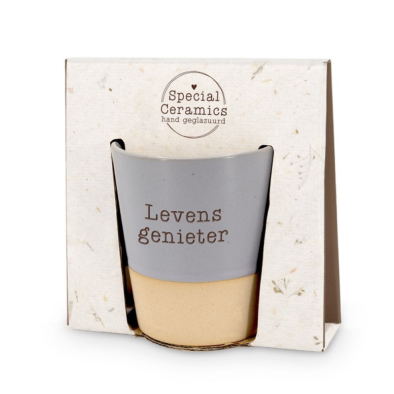 Deze bijzondere keramische beker is een perfect cadeau voor mama's, met een stijlvol ontwerp en duurzame materialen. Ideaal voor dagelijks gebruik bij koffie of thee. De beste manier om ervan te genieten? Simpelweg vullen en ontspannen genieten van elk moment.
