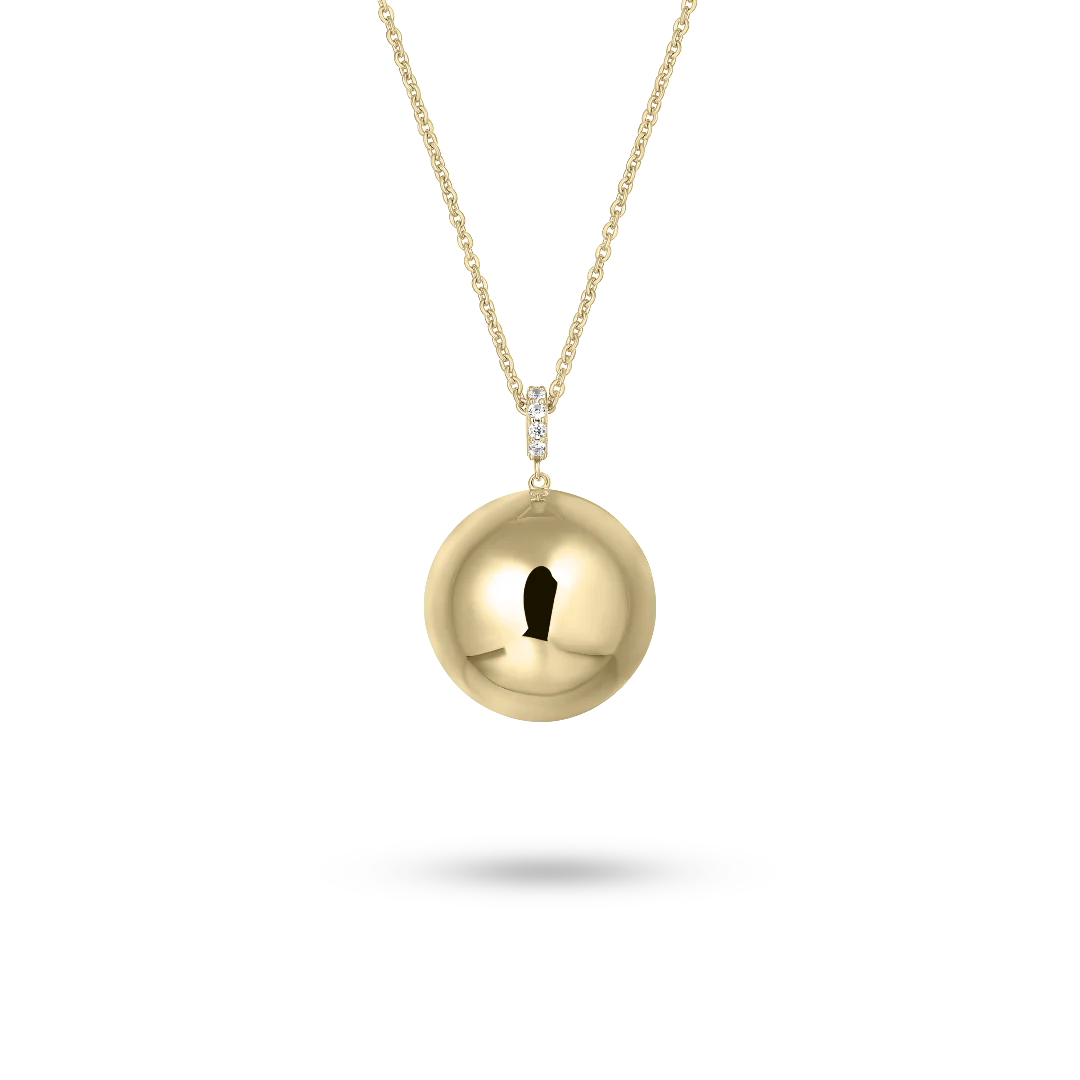 De N1116Y-45+5 Gisser zilver vergulde collier is een elegante, goudkleurige ketting van hoogwaardig verguld materiaal. Het collier heeft een lengte van 45 + 5 cm. Ideaal voor elke gelegenheid, voegt het een vleugje verfijning toe aan zowel casual als formele outfits. Draag het als een opvallend stuk bij een lage halslijn of combineer met andere sieraden voor een gelaagde look. Perfect voor jouw stijl!