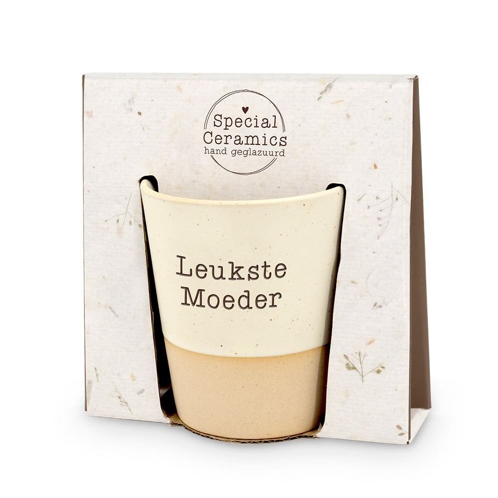 Deze bijzondere keramische beker is een perfect cadeau voor mama's, met een stijlvol ontwerp en duurzame materialen. Ideaal voor dagelijks gebruik bij koffie of thee. De beste manier om ervan te genieten? Simpelweg vullen en ontspannen genieten van elk moment.