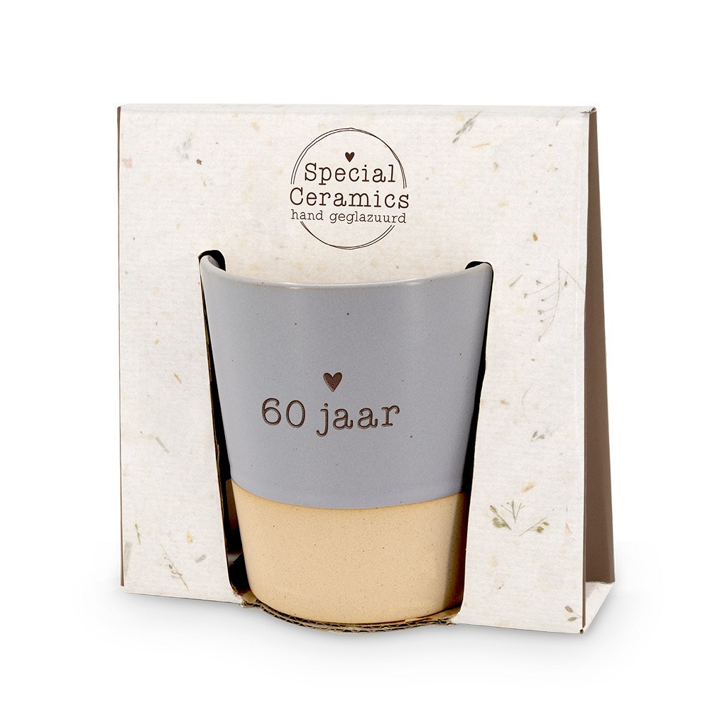 Deze bijzondere keramische beker is een perfect cadeau voor mama's, met een stijlvol ontwerp en duurzame materialen. Ideaal voor dagelijks gebruik bij koffie of thee. De beste manier om ervan te genieten? Simpelweg vullen en ontspannen genieten van elk moment.