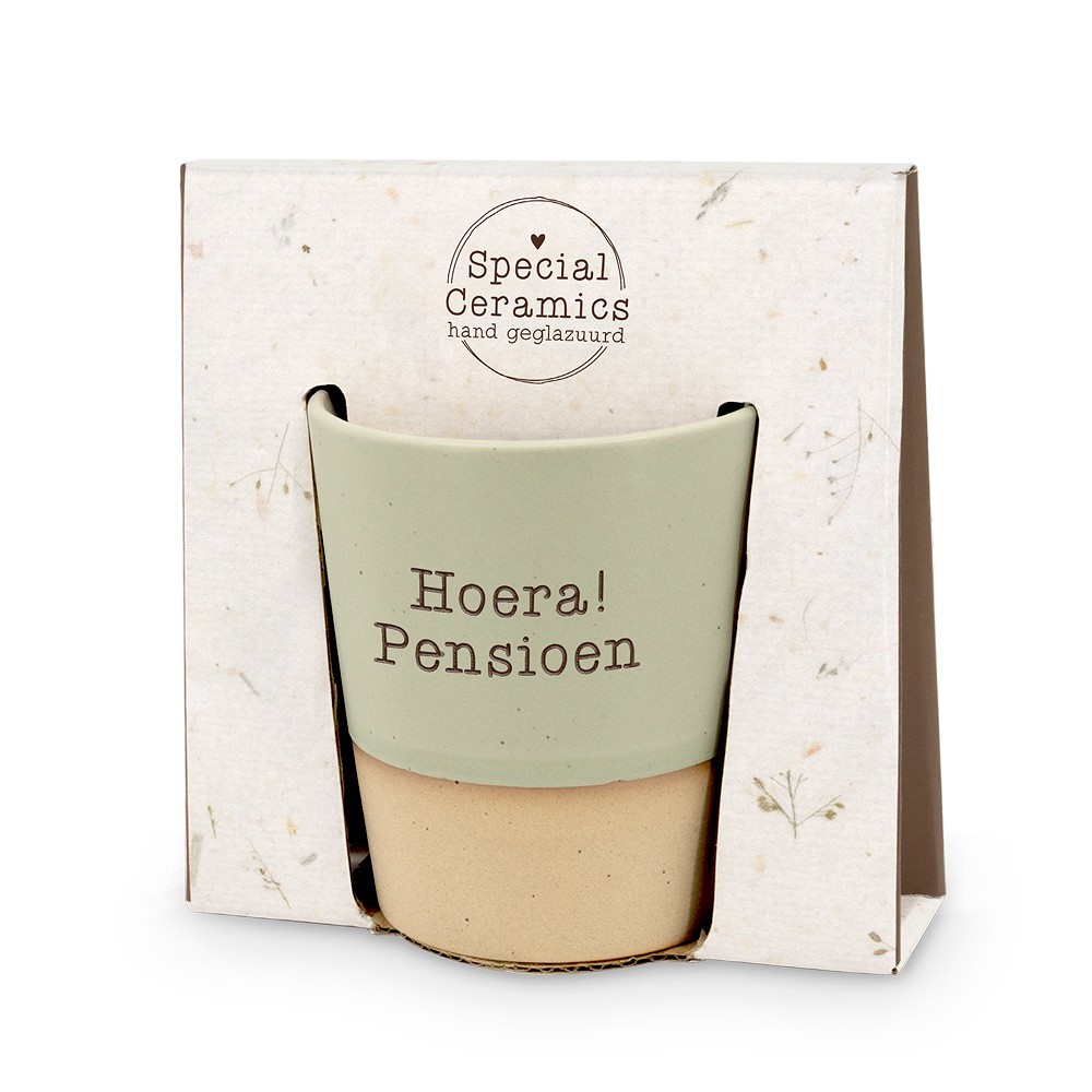 Deze bijzondere keramische beker is een perfect cadeau voor mama's, met een stijlvol ontwerp en duurzame materialen. Ideaal voor dagelijks gebruik bij koffie of thee. De beste manier om ervan te genieten? Simpelweg vullen en ontspannen genieten van elk moment.
