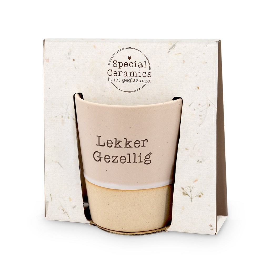 Deze bijzondere keramische beker is een perfect cadeau voor mama's, met een stijlvol ontwerp en duurzame materialen. Ideaal voor dagelijks gebruik bij koffie of thee. De beste manier om ervan te genieten? Simpelweg vullen en ontspannen genieten van elk moment.