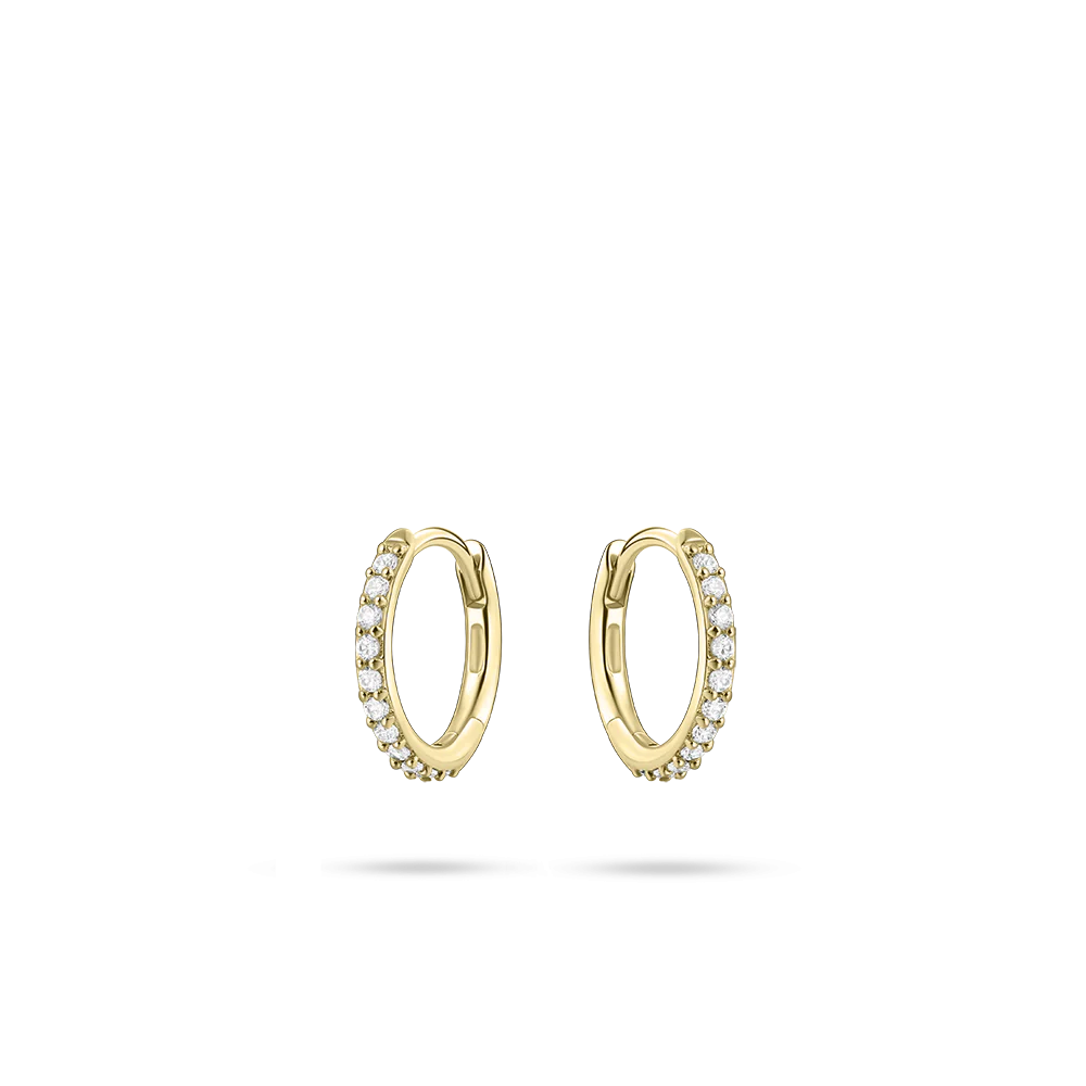 De VGKCK1/12 Gisser 14k gouden oorringen met zirkonia zijn verfijnde creolen van 14 karaat goud, met een prachtige goudkleur. Ze hebben een diameter van 12 mm en een breedte van 1 mm. Deze elegante oorringen zijn perfect voor dagelijks gebruik of speciale gelegenheden. Combineer ze met andere gouden sieraden voor een stijlvolle en tijdloze uitstraling.