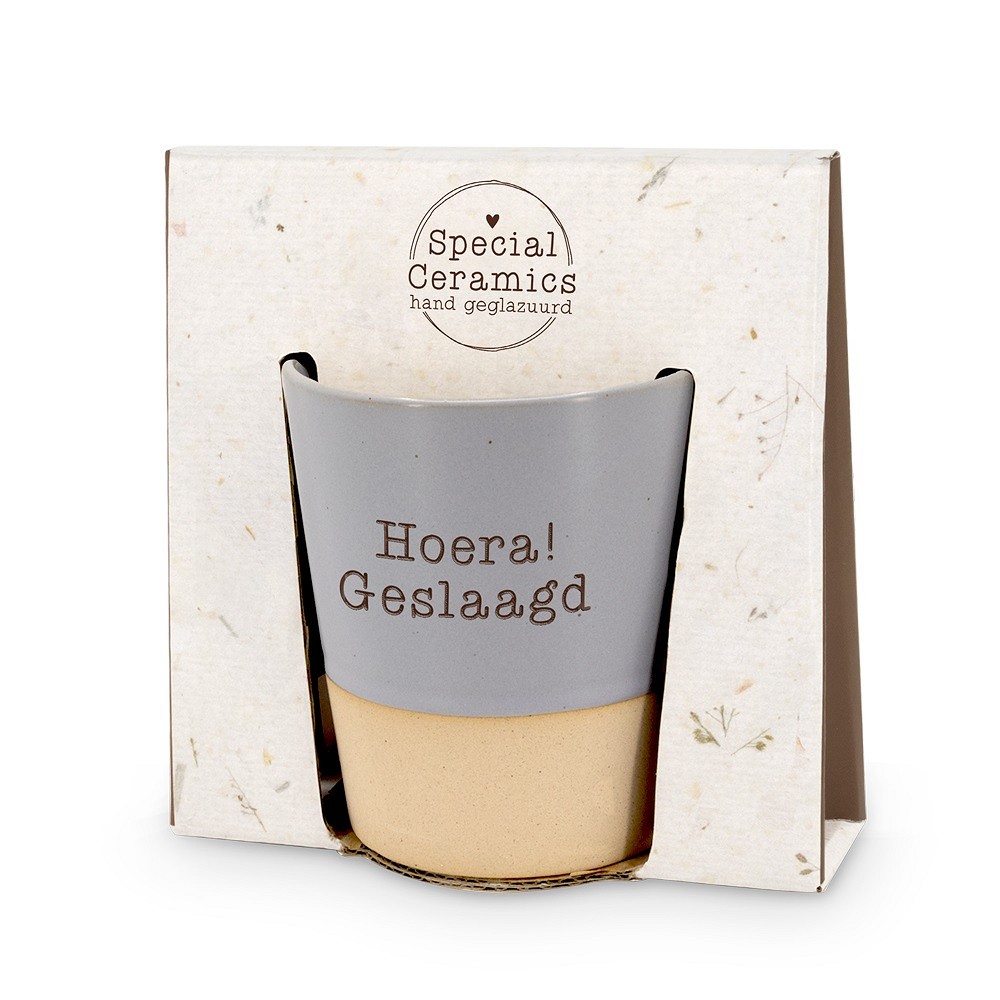 Deze bijzondere keramische beker is een perfect cadeau voor mama's, met een stijlvol ontwerp en duurzame materialen. Ideaal voor dagelijks gebruik bij koffie of thee. De beste manier om ervan te genieten? Simpelweg vullen en ontspannen genieten van elk moment.