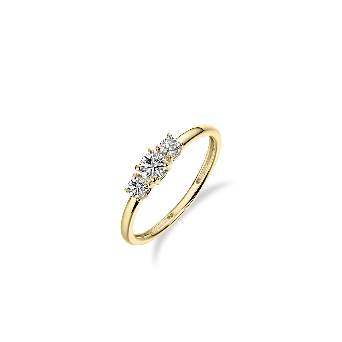 Deze prachtige Triple Brilliant Ring heeft drie stralende stenen, waardoor het de perfecte verlovings- of trouwring is. Deze ring is gemaakt van duurzame, hoogwaardige materialen en zal de komende jaren mooi en veerkrachtig blijven.

