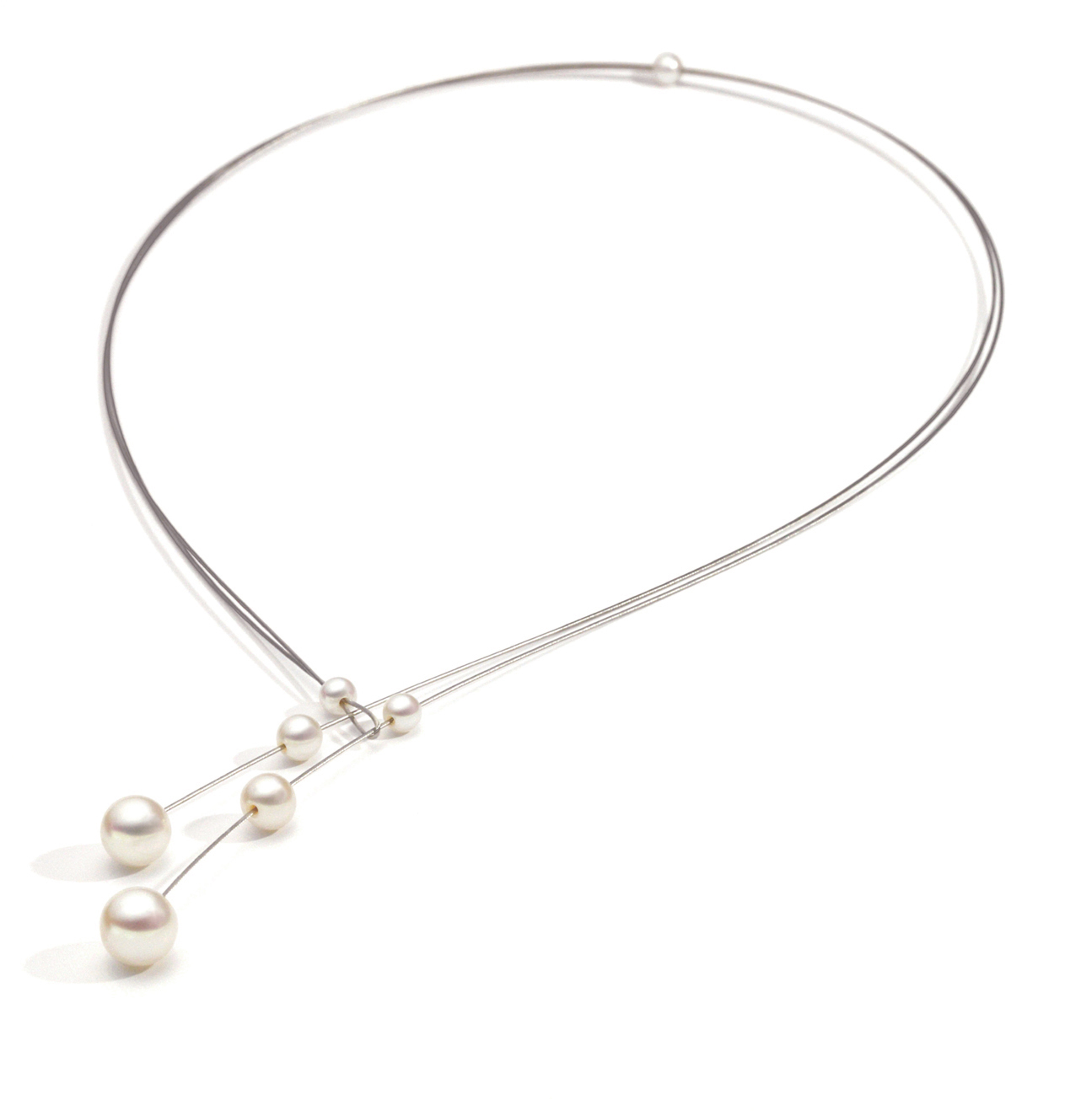 Een stalen collier Eva Strepp model Tau-ts met 7 zoetwater parels.